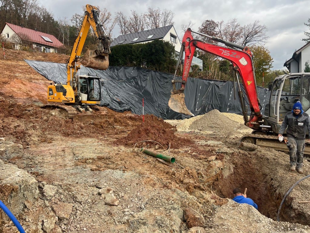 Aushub mit gelbem und rotem Bagger am Hang Bierweg 8, November 2025